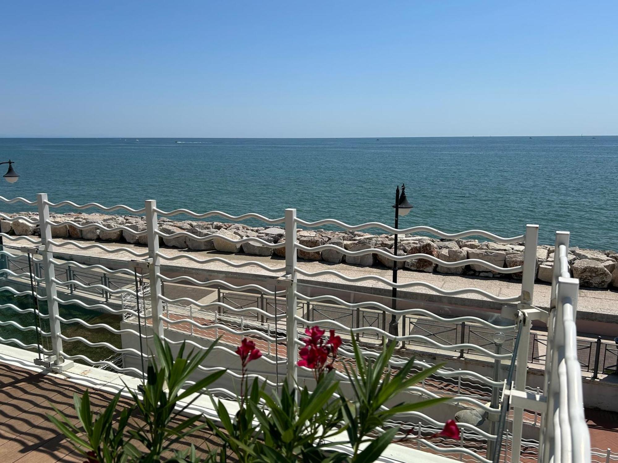 Ca Dell'Angelo - Caorle Aparthotel Eksteriør bilde
